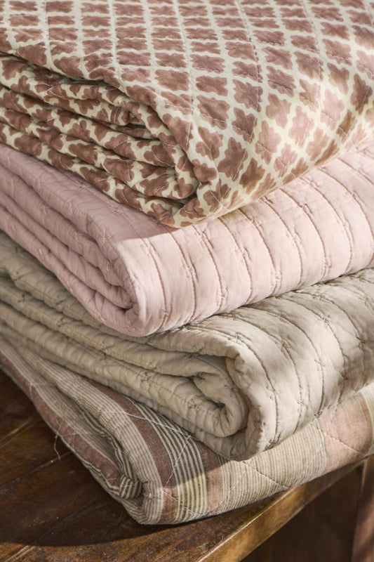 IB Laursen Quilt mit Kreuzstich Muster in Leinen