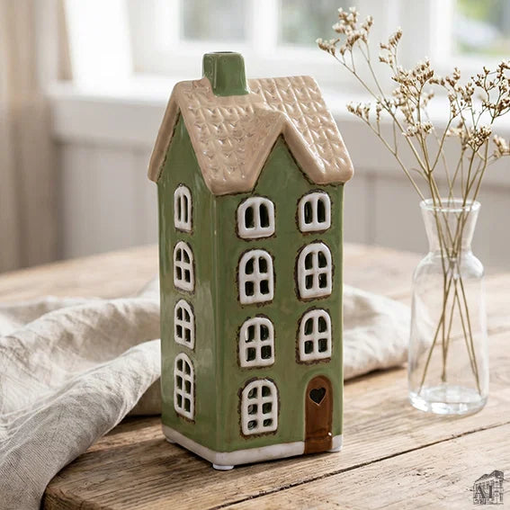 Det Gamle Apotek Keramikhaus grün mit brauner Tür