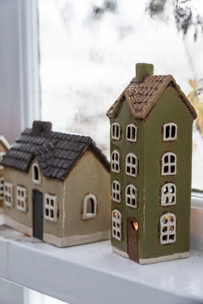 Det Gamle Apotek Keramikhaus grün mit brauner Tür