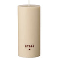 IB Laursen Stumpenkerze mit Schriftzug Hygge graunatur /braun