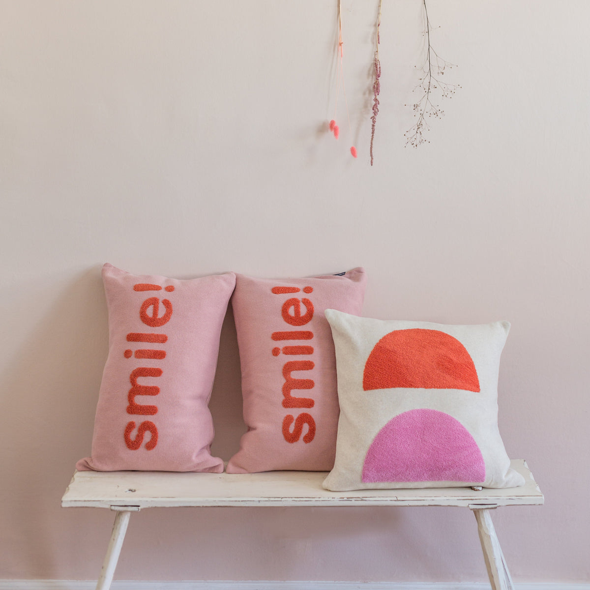 Funky Doris länglicher Kissenbezug rosa Schriftzug Smile! – Idee Butik- Nordic Design & More