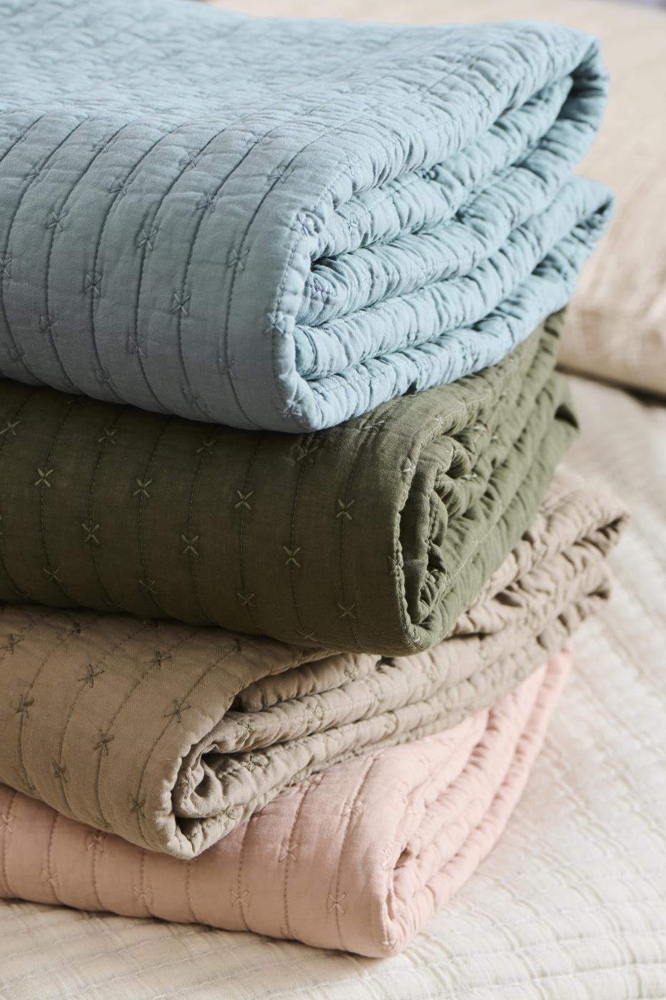 IB Laursen Quilt mit Kreuzstich Muster in Leinen