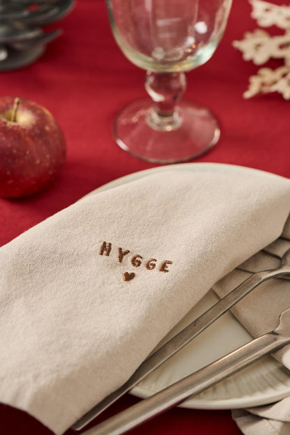 IB Laursen Tradition Stoffserviette mit Hygge Schriftzug Leinenfarbig