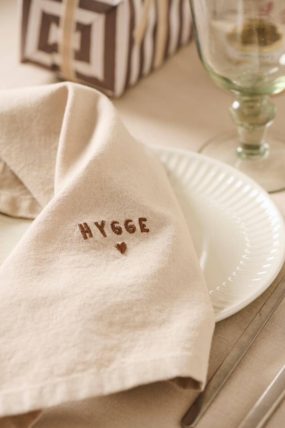 IB Laursen Tradition Stoffserviette mit Hygge Schriftzug Leinenfarbig