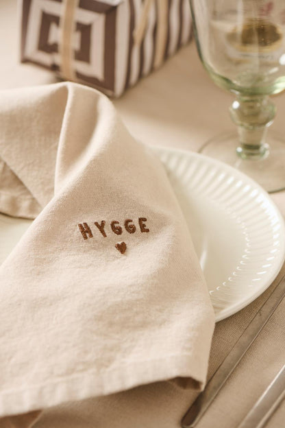 IB Laursen Tradition Stoffserviette mit Hygge Schriftzug Leinenfarbig