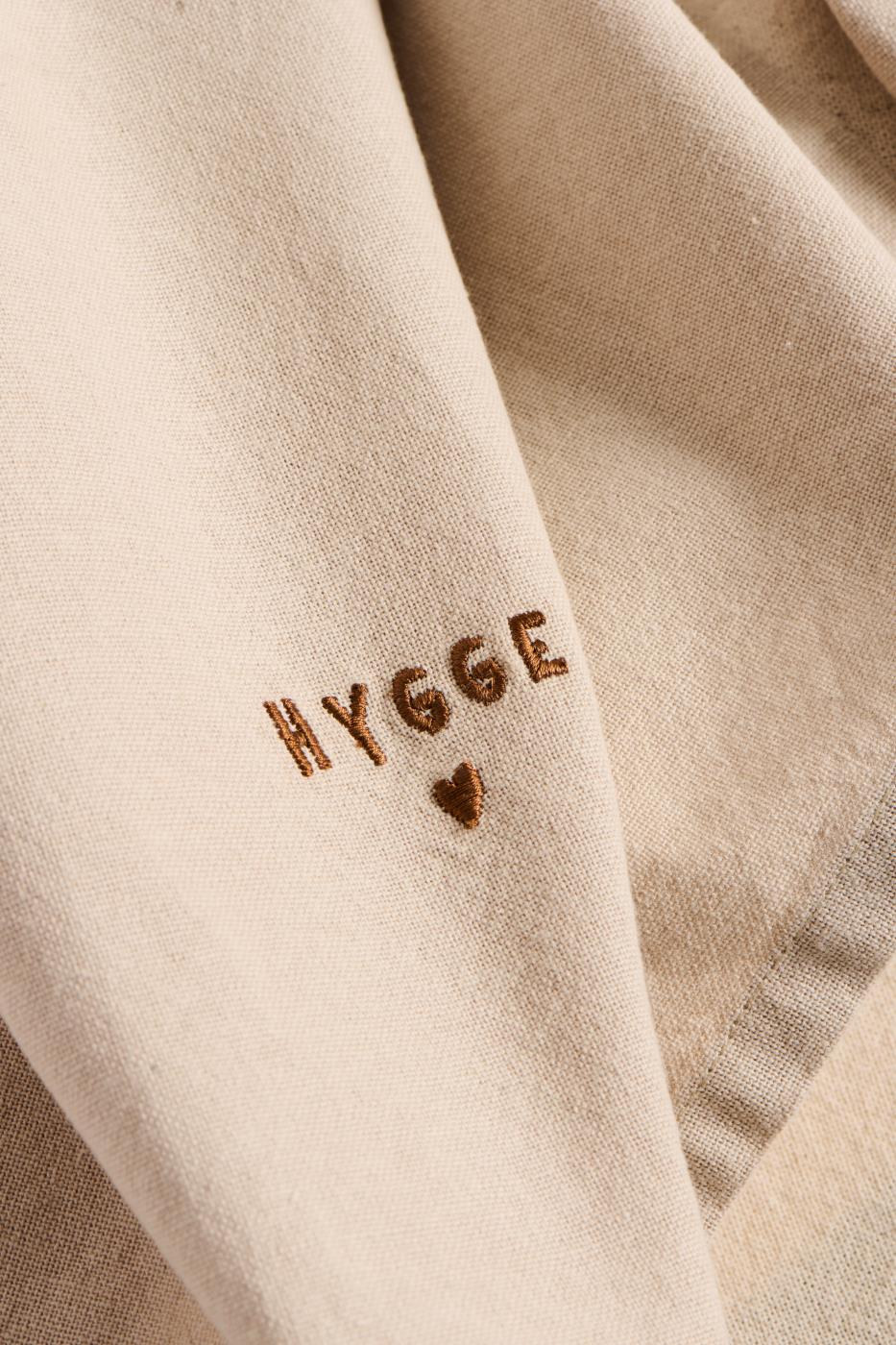 IB Laursen Tradition Stoffserviette mit Hygge Schriftzug Leinenfarbig