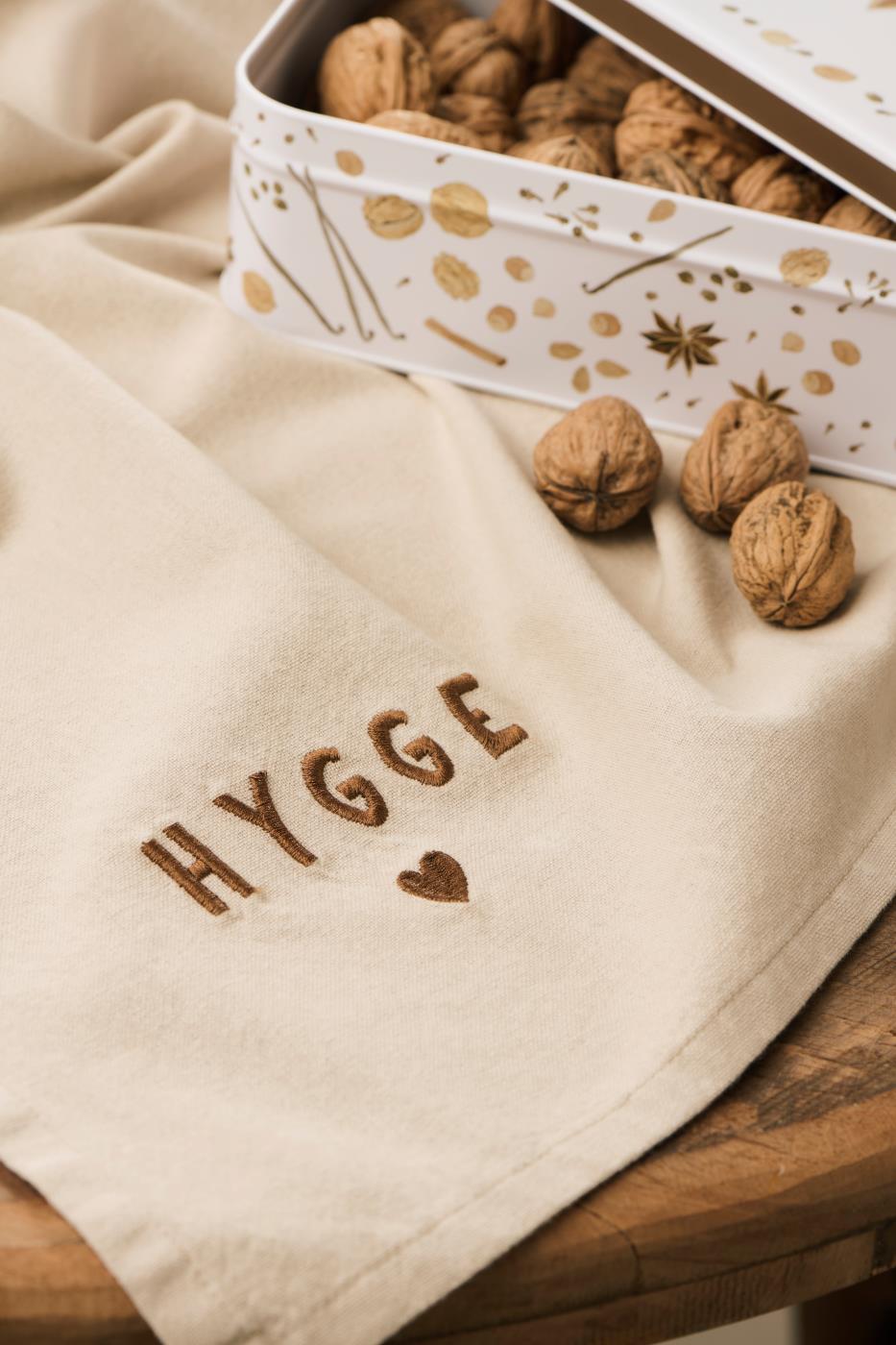 IB Laursen Tradition Geschirrtuch mit Hygge Schriftzug Leinenfarbig