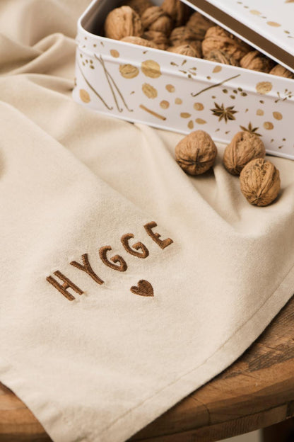 IB Laursen Tradition Geschirrtuch mit Hygge Schriftzug Leinenfarbig