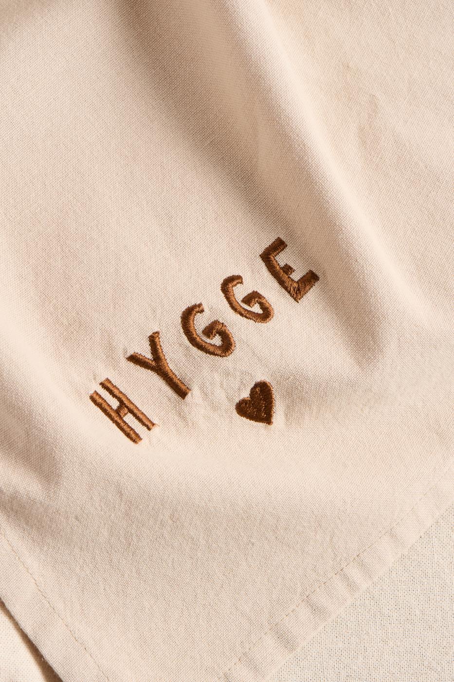 IB Laursen Tradition Geschirrtuch mit Hygge Schriftzug Leinenfarbig
